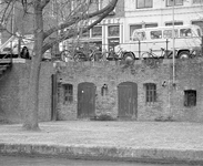 880638 Gezicht op de werfkelders ter hoogte van de panden Oudegracht 363-365 te Utrecht, met links de Vollersbrug en op ...